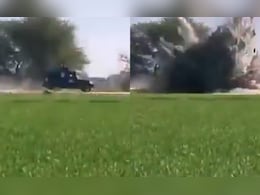 तेज धमाके से उड़ा दी पाकिस्तान पुलिसकर्मियों की वैन, फिर ताबड़तोड़ गोलियां बरसाईं, VIDEO रोंगटे खड़े कर देगा