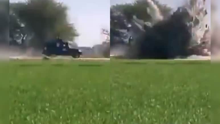 तेज धमाके से उड़ा दी पाकिस्तान पुलिसकर्मियों की वैन, फिर ताबड़तोड़ गोलियां बरसाईं, VIDEO रोंगटे खड़े कर देगा