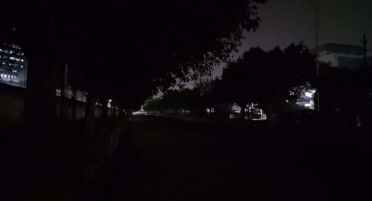 हर तरफ अंधेरा, लाइट का नामोनिशान नहीं 