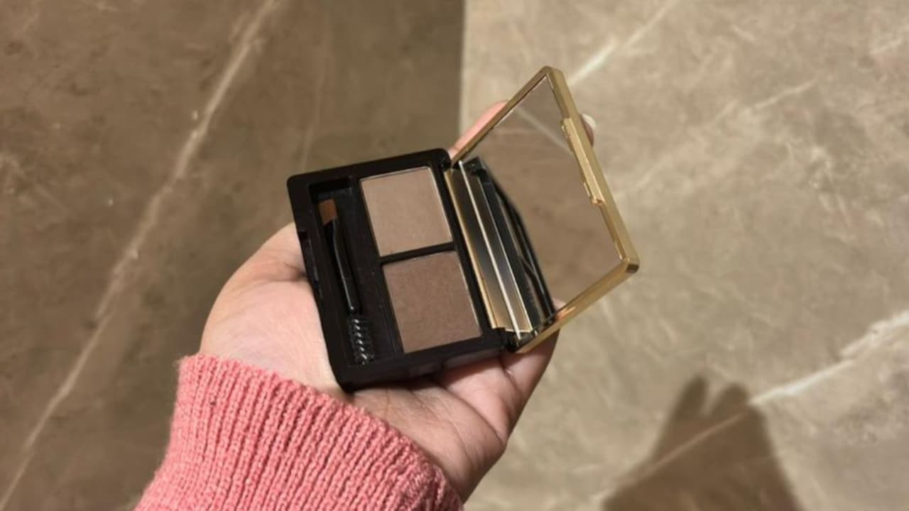 The built-in mirror in Lakme Brow Sculpt Palette adds convenience on the go.