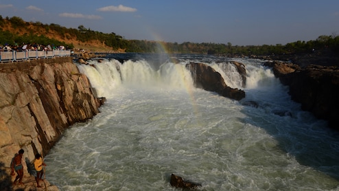 गजब MP के जबलपुर में है एक अनोखा झरना, जहां पानी से निकलता है 'धुआँ' ये नहीं देखा तो क्या देखा...
