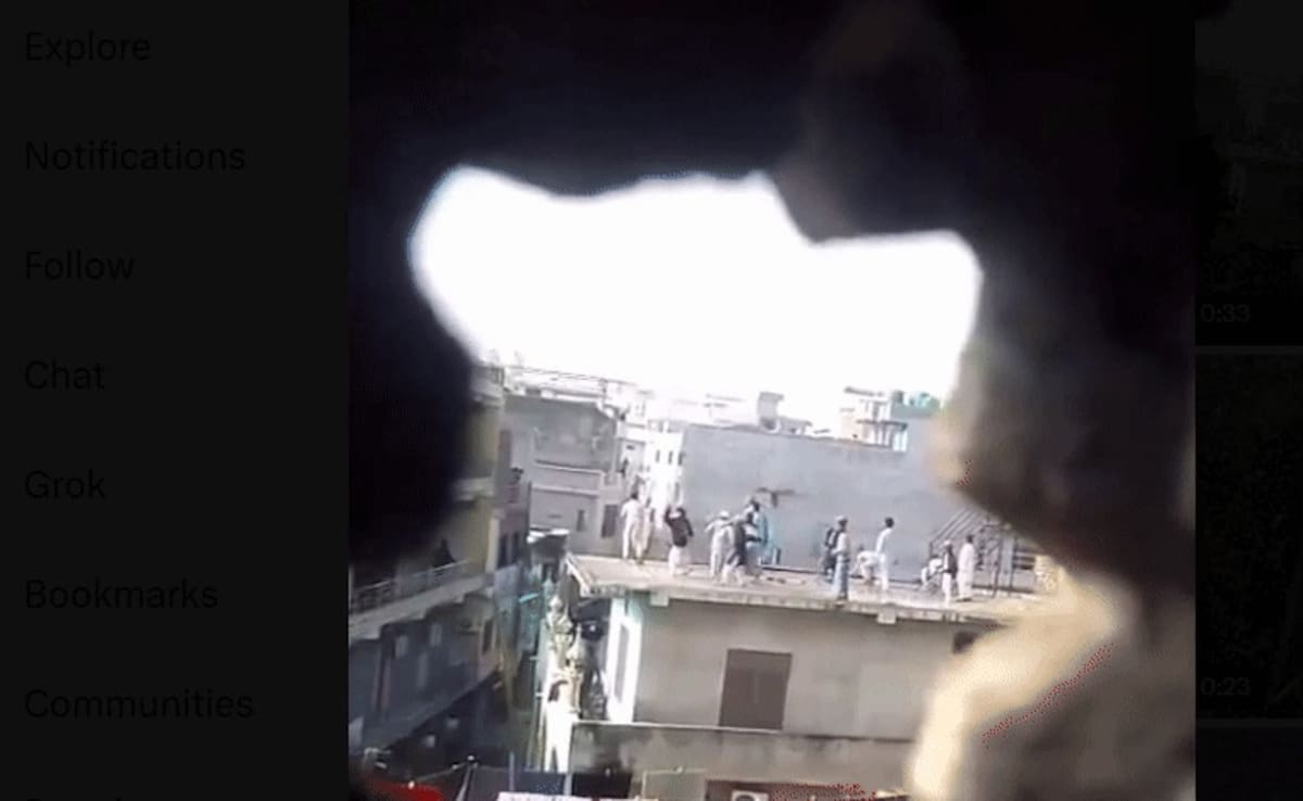 छतों से पत्थर फेंकते प्रदर्शनकारी छतों से पत्थर फेंकते प्रदर्शनकारी