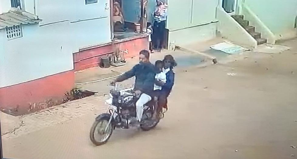 कर्नाटक: दो बच्‍चों का अपहरण कर भाग शख्‍स, बीच सड़क पर ओवर हो गया प्‍लान, जानें पूरा मामला