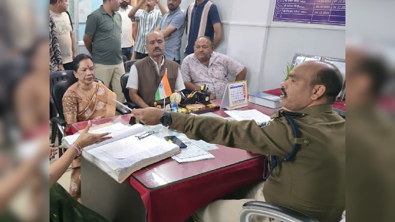 BJP Ziladhykash : कभी भी गिरफ्तार हो सकते हैं BJP के जिलाध्यक्ष संतोष गुप्ता, पुलिस ने दर्ज कर ली है FIR