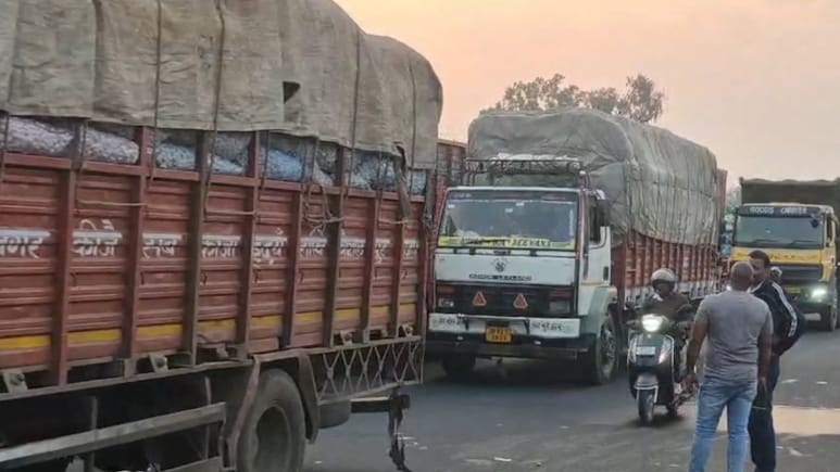 जबलपुर हिट एंड रन मामला: 5 लोगों की मौत, शव लेकर सड़क पर 6 घंटे बैठे रहे परिजन, रायपुर-Jabalpur नेशनल हाईवे पर लगा लंबा जाम