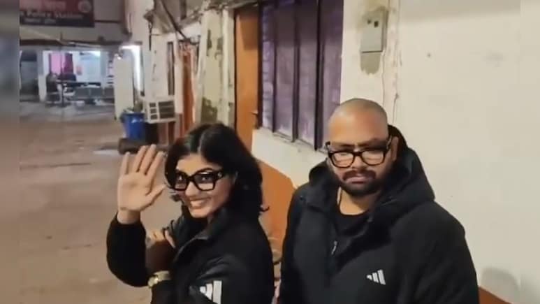 लखनऊ के हजरतगंज कोतवाली पहुंचीं नेहा सिंह राठौर, पीएम मोदी को लेकर किया था विवादित पोस्ट