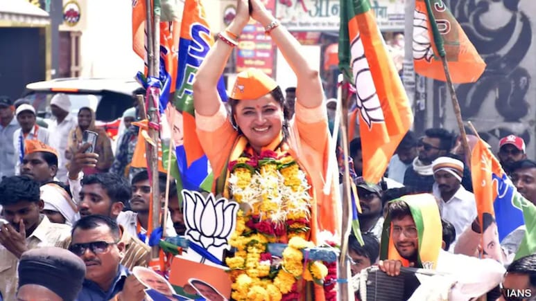 नवनीत राणांची भाजपमधून हकालपट्टी होणार? भाजपच्या 22 उमेदवारांचं फडणवीसांना पत्र, अमरावती महापालिकेत भलताच गेम