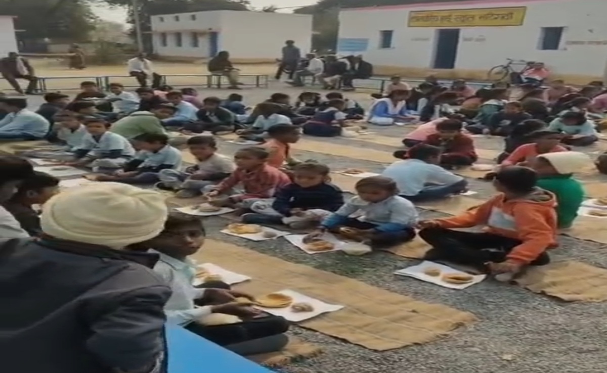 गणतंत्र दिवस पर मैहर में दिखा 'गंदा तंत्र'; स्कूली बच्चों को कागज में परोसा गया स्पेशल मिड डे मील