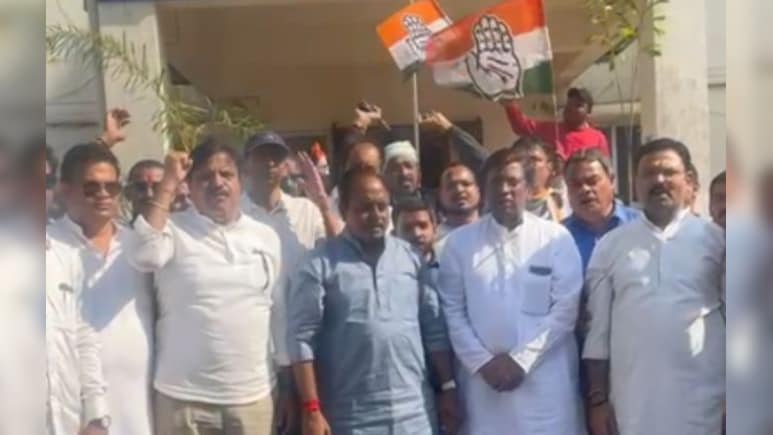 'पीएम मोदी ने किया सनातन धर्म का अपमान', कांग्रेस ने की FIR दर्ज करने की मांग