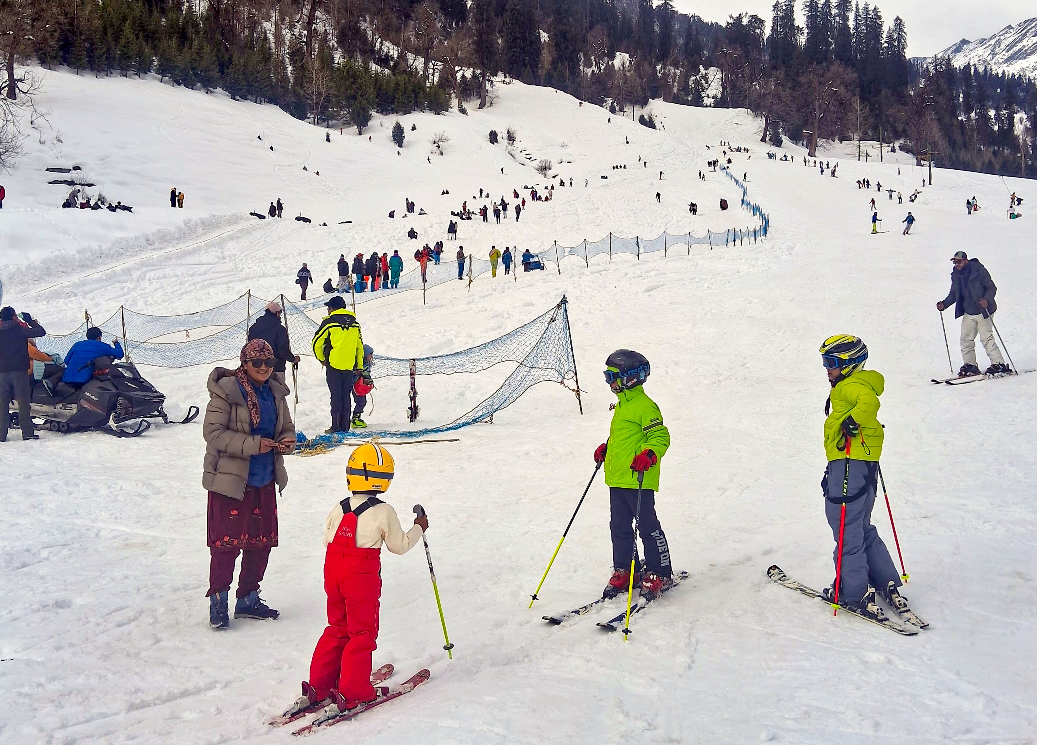 कुल्लू में बर्फबारी का लुत्फ लेते पर्यटक