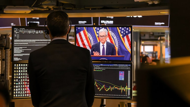 Gold Extends Record Rally, US Stock Futures Drop: Markets Wrap