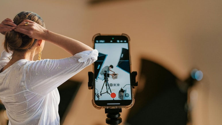 Crime News: कसे वाटले VIDEO? मैत्रिणीच्या बोलण्याचा संशय... मोबाईल पाहताच धक्का बसला; तरुणीसोबत काय घडलं?