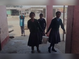 बच्चों से ढुलवाया जा रहा पानी, बेंच की बजाय बोरे पर बिठाया...बिहार के स्कूल का ये क्या हाल