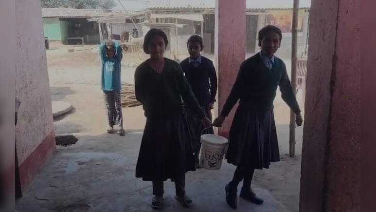 बच्चों से ढुलवाया जा रहा पानी, बेंच की बजाय बोरे पर बिठाया...बिहार के स्कूल का ये क्या हाल