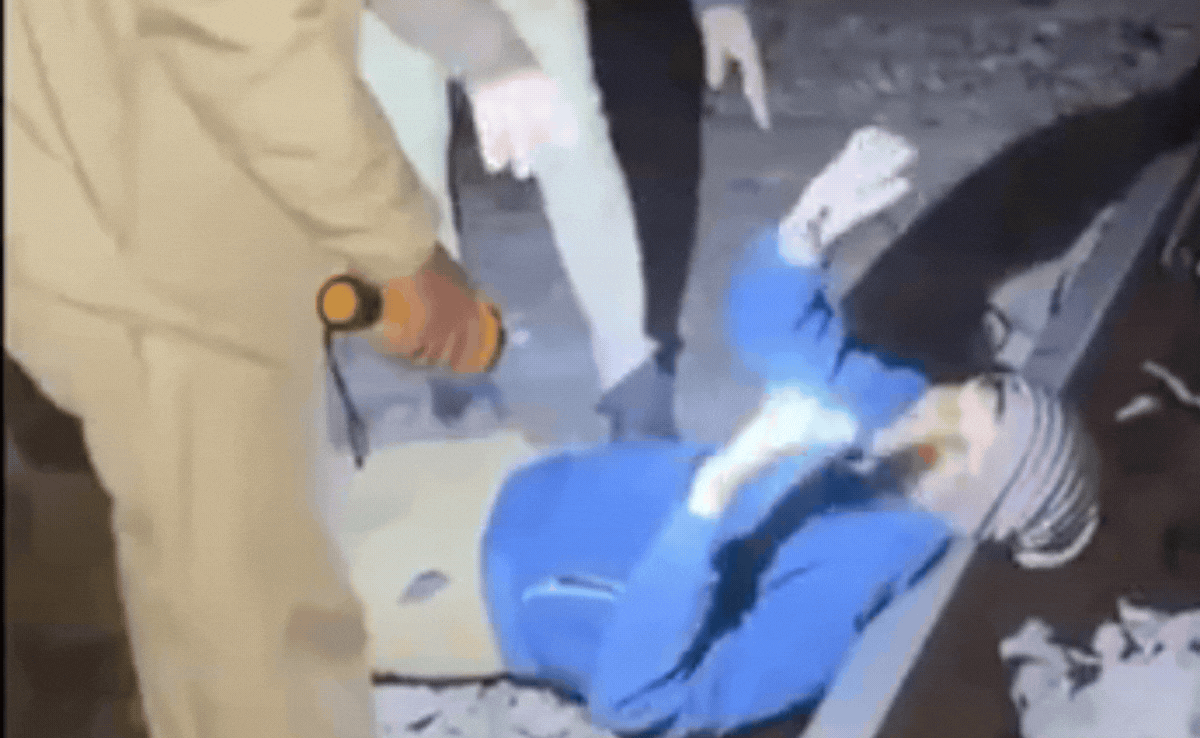 VIDEO: आधी रात को ट्रेन की पटरियों पर जाकर लेट गया युवक, गश्त कर रहे जवानों ने देखा तो दौड़कर पहुंचे, वीडियो वायरल