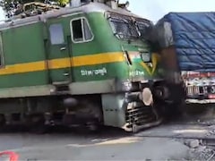 खुले फाटक से गुजर रहा था ट्रक, तभी आ गई ट्रेन और हो गई टक्कर... देखें वीडियो