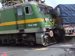 खुले फाटक से गुजर रहा था ट्रक, तभी आ गई ट्रेन और हो गई टक्कर... देखें वीडियो