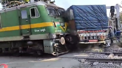 खुले फाटक से गुजर रहा था ट्रक, तभी आ गई ट्रेन और हो गई टक्कर... देखें वीडियो