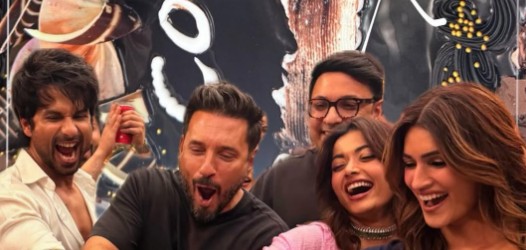 <i>Cocktail 2</i>: Shahid Kapoor, Kriti Sanon And Rashmika Mandanna Celebrate As They Wrap Up Shoot