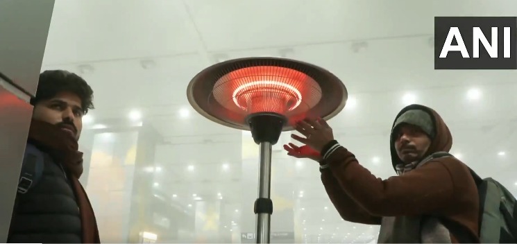 दिल्ली में आज इतनी ठंड और कोहरा, फ्लाइट डिले, एयरपोर्ट पर हीटर में हाथ सेंकते दिखे यात्री