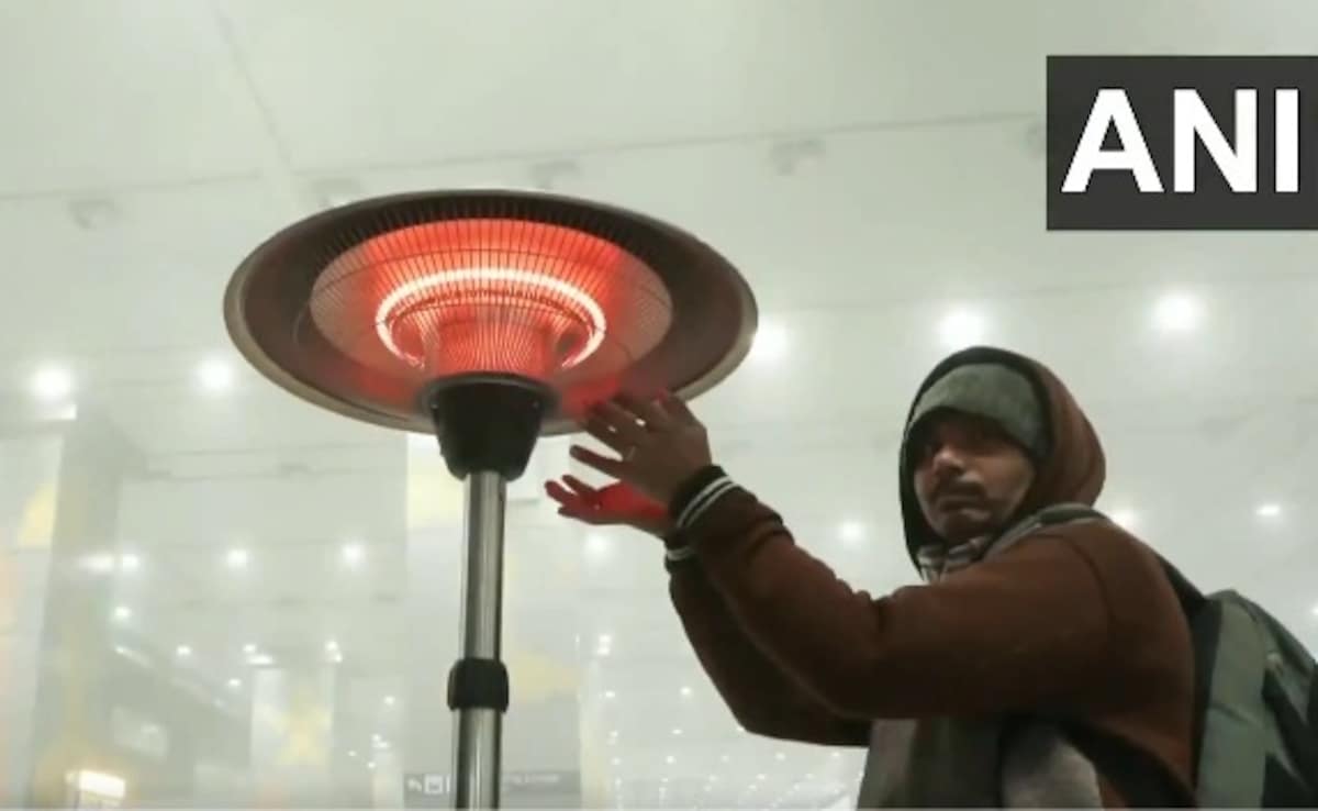 दिल्ली में आज इतनी ठंड और कोहरा, फ्लाइट डिले, एयरपोर्ट पर हीटर में हाथ सेंकते दिखे यात्री