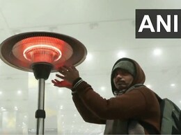 दिल्ली में आज इतनी ठंड और कोहरा, फ्लाइट डिले, एयरपोर्ट पर हीटर में हाथ सेंकते दिखे यात्री