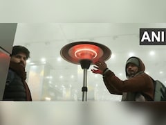 दिल्ली में आज इतनी ठंड और कोहरा, फ्लाइट डिले, एयरपोर्ट पर हीटर में हाथ सेंकते दिखे यात्री