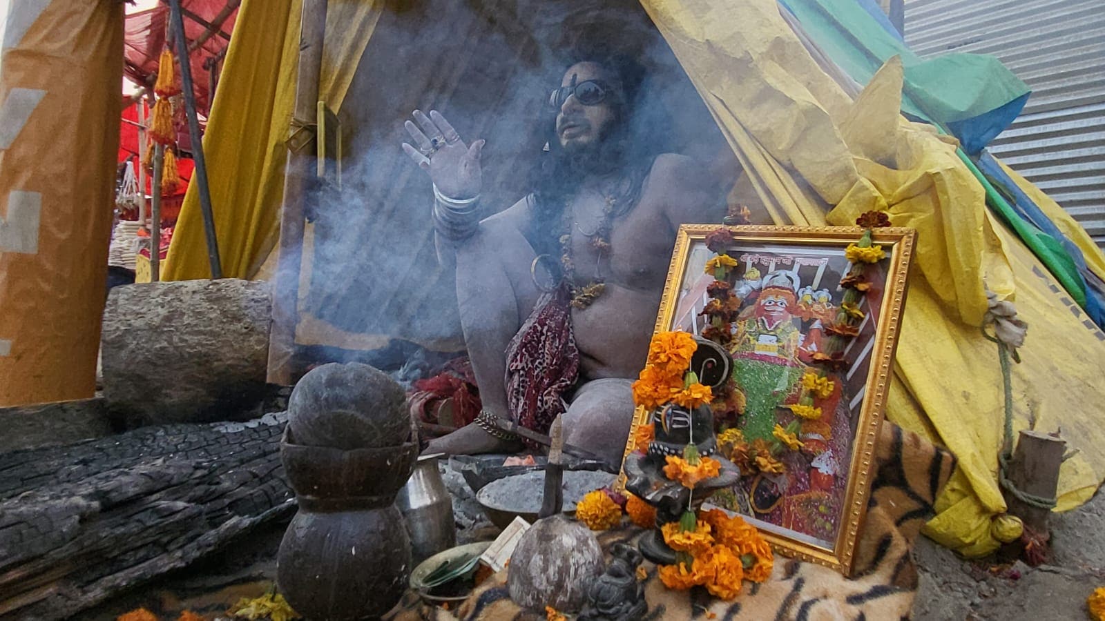 धूनी लगाए बैठे सेंट बाबा. धूनी लगाए बैठे सेंट बाबा.