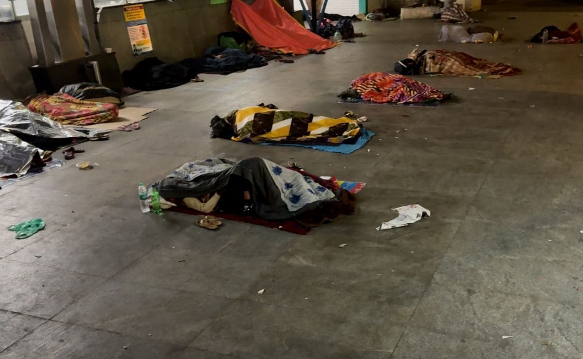 Sleeping Outside AIIMS, Patients, Relatives Battle Cold, Pollution And Rats