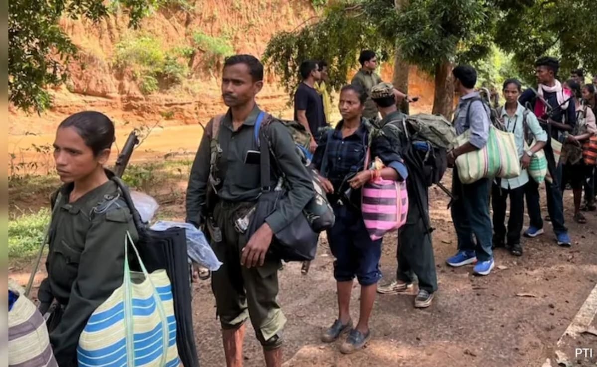 छत्तीसगढ़ में आत्मसमर्पण के लिए जाते माओवादी कैडर.