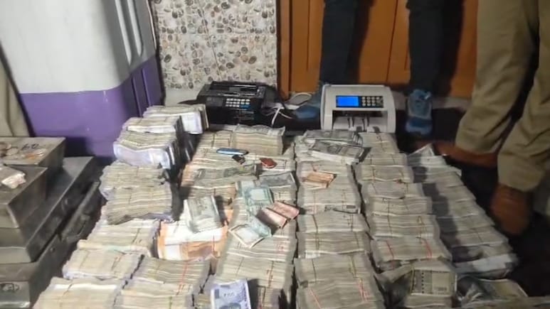 2 करोड़ कैश और 59 किलो चांदी, नोट गिनते-गिनते थक गई टीम... कानपुर में सट्टेबाज के घर मिला 'कुबेर का खजाना'