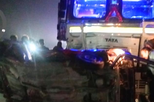 ऑल्टो कार डिवाइडर से जा टकराई 