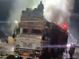 हाईवे पर रफ्तार से दौड़ते ट्रक में लगी आग, फायर ब्रिगेड की टीम के भी छूटे पसीने; 4 घंटे तक रही दहशत