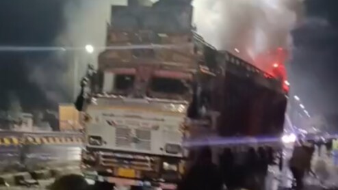 हाईवे पर रफ्तार से दौड़ते ट्रक में लगी आग, फायर ब्रिगेड की टीम के भी छूटे पसीने; 4 घंटे तक रही दहशत