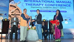 Success Story: सागर की महिला डॉक्टर का कारनामा, अब बिना किसी दवा के मिनटों में दूर&nbsp;होगा प्रसूता का कमर दर्द, विदेशी विशेषज्ञों ने सराहा