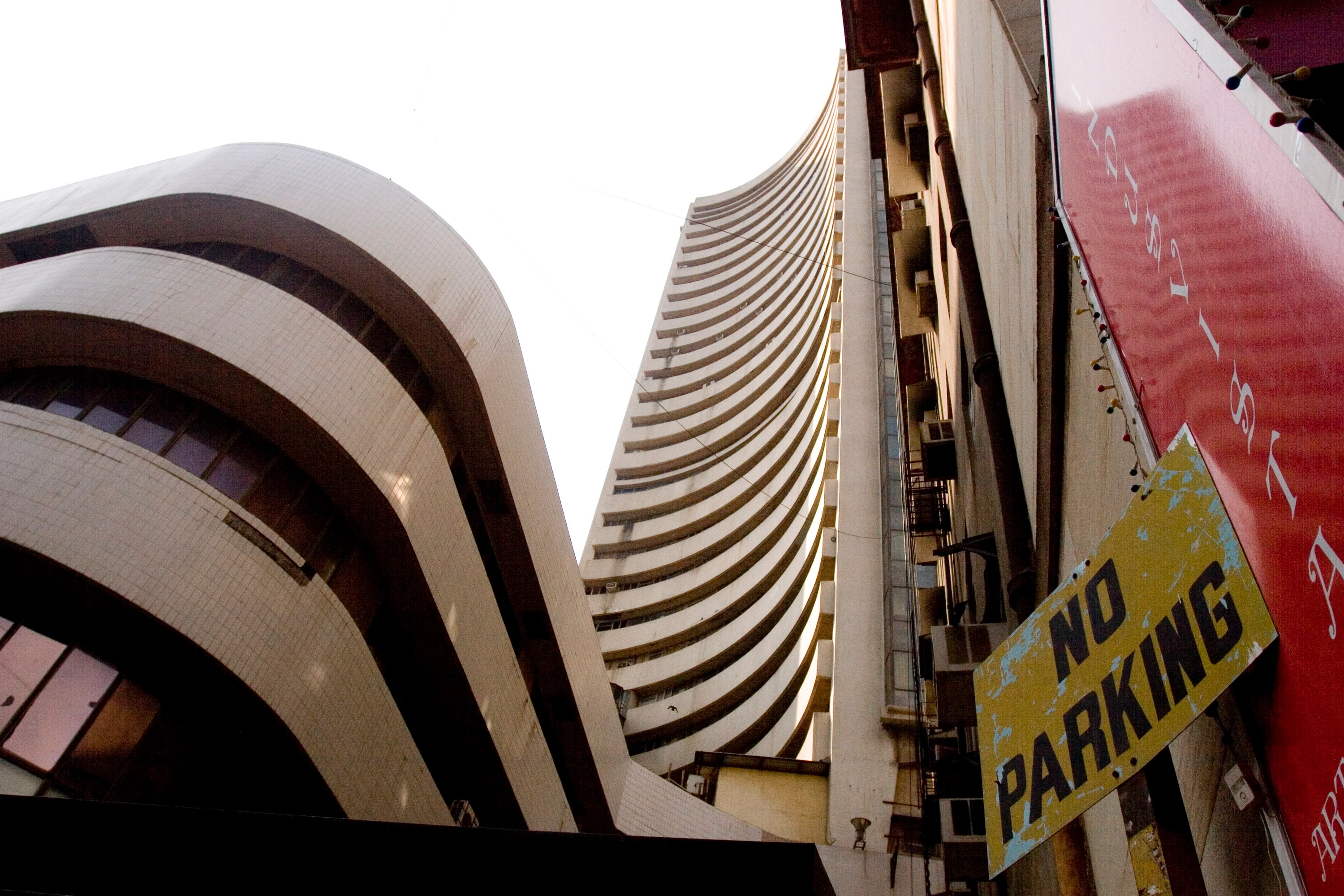 Sensex, Nifty End Range-Bound Session Marginally Higher; Lupin Soars on U.S. FDA Clearance
