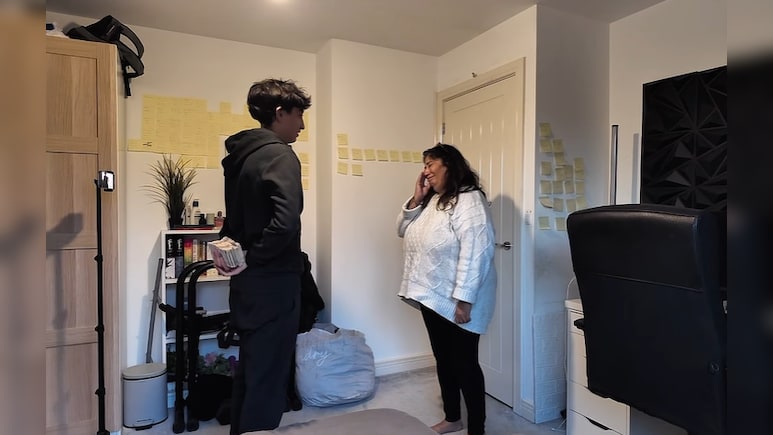 मां का 12 लाख का कर्ज, 17 साल के बेटे ने चुका दिया...रुला देगा ये VIDEO