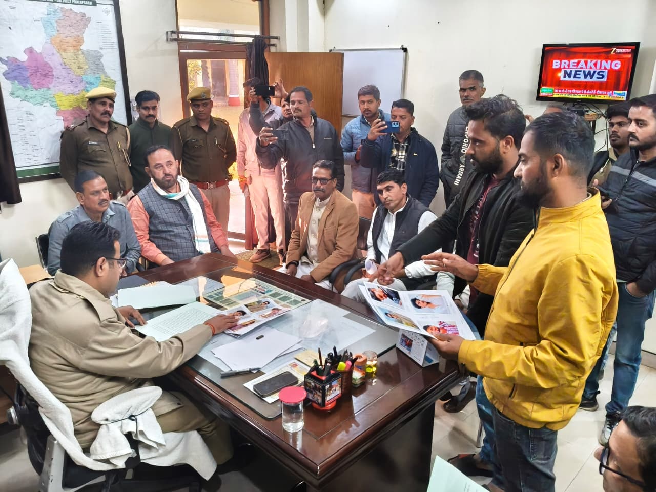 अतिरिक्त पुलिस अधीक्षक गजेन्द्र सिंह जोधा को घटनाक्रम के बारे में जानकारी देते हुए पीड़ित पक्ष का प्रतिनिधि मंडल।