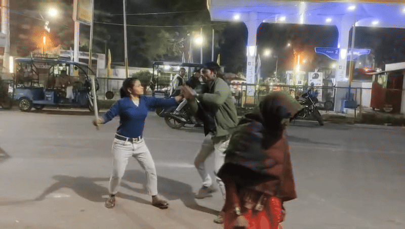 हमीरपुर की &lsquo;शेरनी&rsquo; के आगे पस्त हुआ मनचला, बीच सड़क डंडे से किया ऑन द स्पॉट इंसाफ!