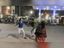 हमीरपुर की &lsquo;शेरनी&rsquo; के आगे पस्त हुआ मनचला, बीच सड़क डंडे से किया ऑन द स्पॉट इंसाफ!