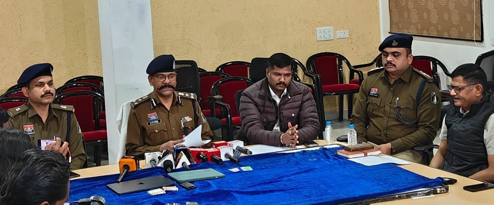 Raipur Police Action: कार्रवाई की जानकारी देते पुलिस अधिकारी