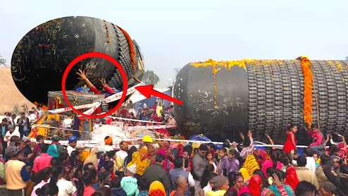 2500 KM की कठिन यात्रा कर बिहार पहुंचा दुनिया का सबसे बड़ा शिवलिंग, स्पर्श करने के लिए उमड़ा भक्तों का सैलाब