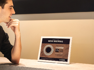 बोरिंग साइनबोर्ड से छुटकारा! Samsung लाई 13 इंच बड़ा E-Paper डिस्प्ले, कहीं भी रखो, बिना बिजली चलेगा