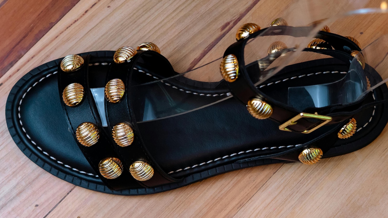 Foot Pain Causes: Why Flat Footwear Still Manages To Hurt Your Feet Foot Pain Causes: Why Flat Footwear Still Manages To Hurt Your Feet