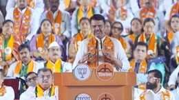 'तुम्हाला मातोश्री 2.. मुंबईला तिसरं विमानतळ का नाही?  'लाव रे तो व्हिडिओ' म्हणत फडणवीसांचा ठाकरेंवर पलटवार