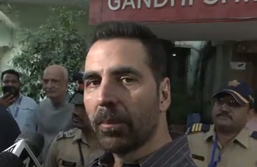 Celebrities Vote in BMC Elections 2026: मुंबई में वोटिंग शुरू, वोट देने सबसे पहले पहुंचे अक्षय कुमार, बोले- डायलॉगबाजी नहीं करनी चाहिए