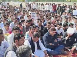 OMR शीट घोटाला और पेपर लीक के खिलाफ बाड़मेर में युवाओं का प्रदर्शन, कांग्रेस के दिग्गज नेताओं का भी जमावड़ा