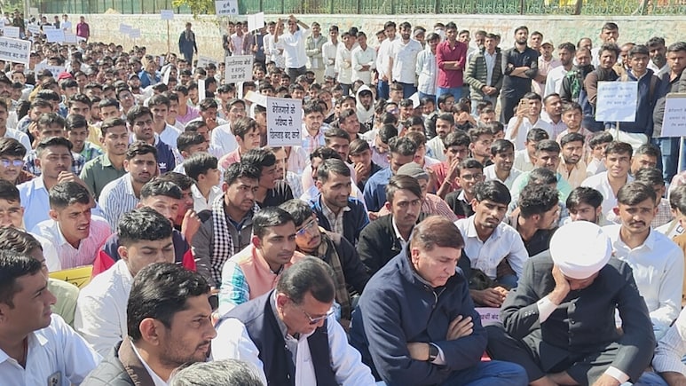 OMR शीट घोटाला और पेपर लीक के खिलाफ बाड़मेर में युवाओं का प्रदर्शन, कांग्रेस के दिग्गज नेताओं का भी जमावड़ा