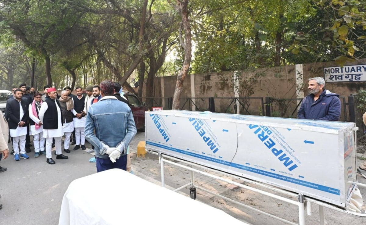 सपा प्रमुख अखिलेश यादव ने लखनऊ के पीजीआई जाकर अपने विधायक को श्रद्धांजलि दी.