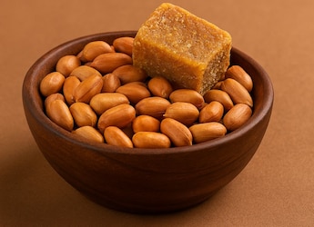 Why You Should Have Peanuts With Jaggery This Winter